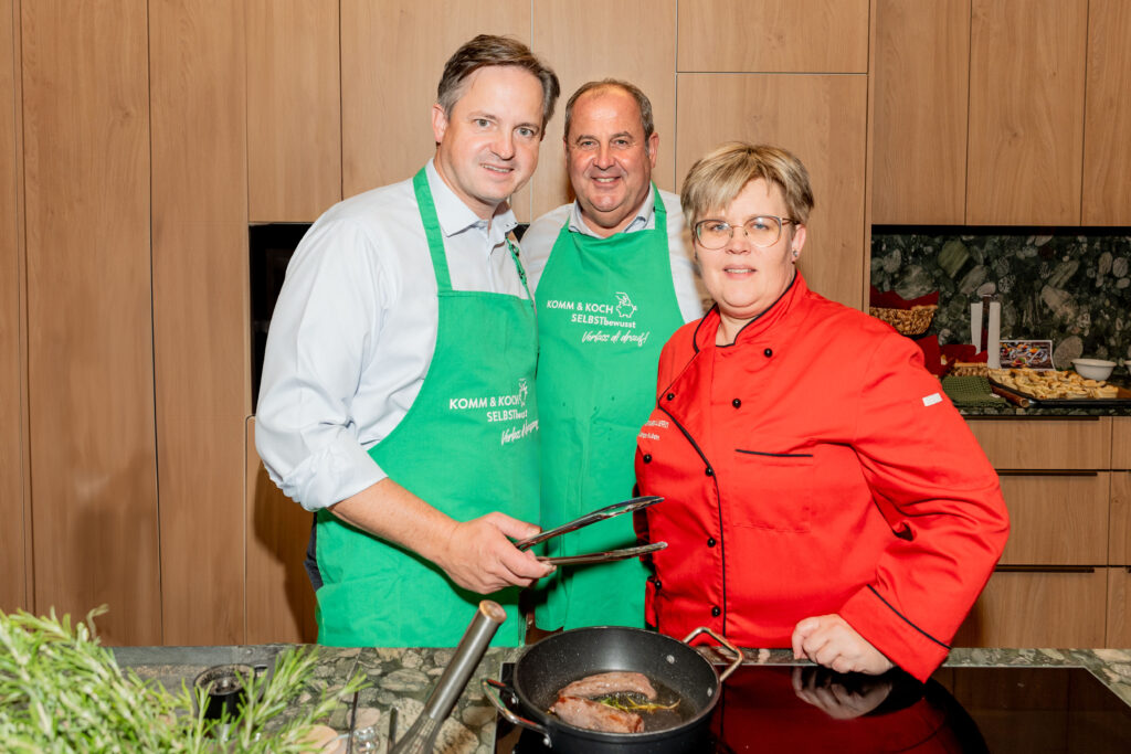 Foto 1_PK Landwirtschaft und Jagd (v.l.): Landwirtschaftskammer NÖ-Präsident Johannes Schmuckenschlager, Landesjägermeister Josef Pröll und Seminarbäuerinnen-Obfraustv. Marion Kuben